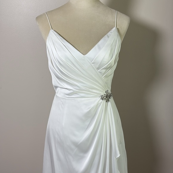 DB STUDIO Ruched Charmeuse Sheath Dress with Brooch Faux Wrap Skirt White Size 2 - Picture 3 of 14